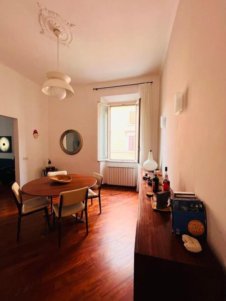 Central Big Design Apartment Rom
